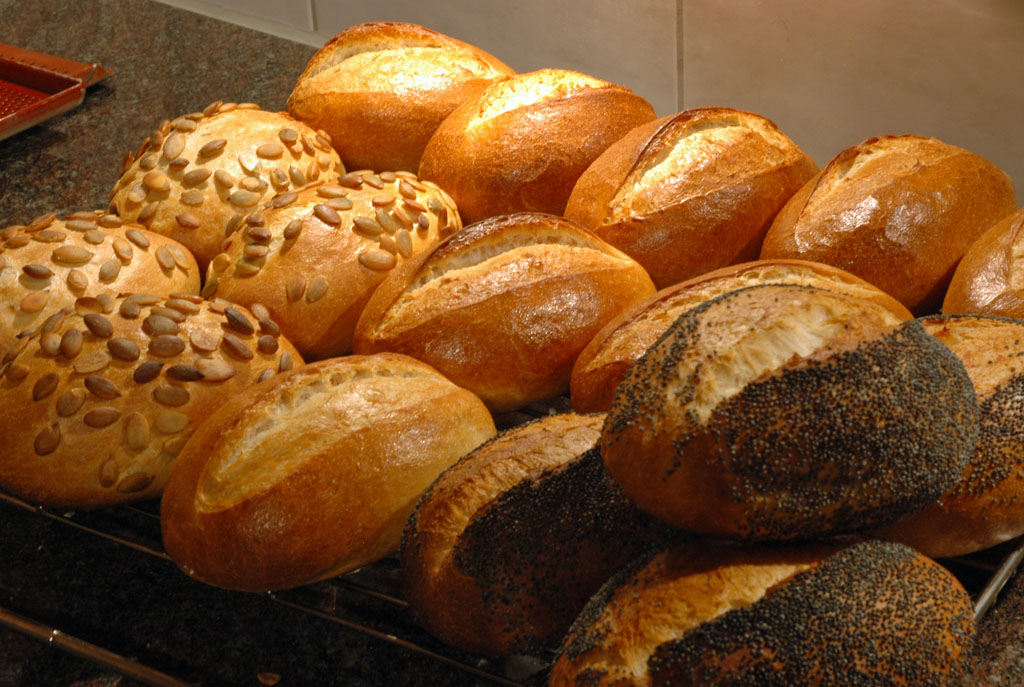 Немецкие булочки. Хлеб булочки. Хлебобулочные изделия австрийской кухни. Булка хлеба. Австрийский хлеб.